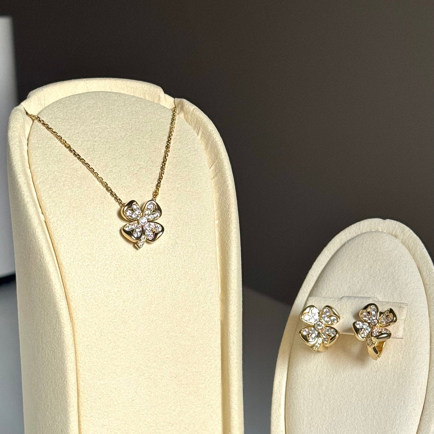 Diamond  M.M.M necklace gold